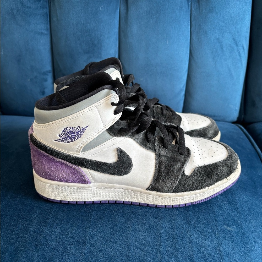 Nike Jordan’s Mid Top